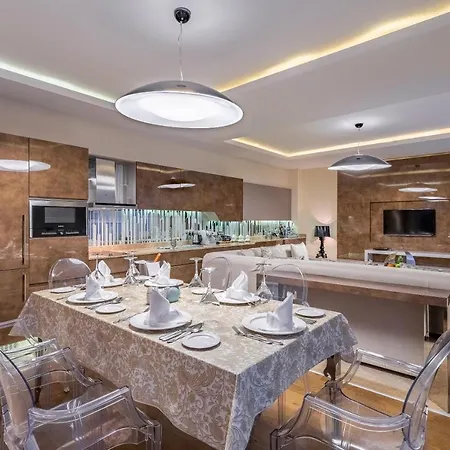 Отель Bellis Deluxe & Heated For Winter Aqua Park